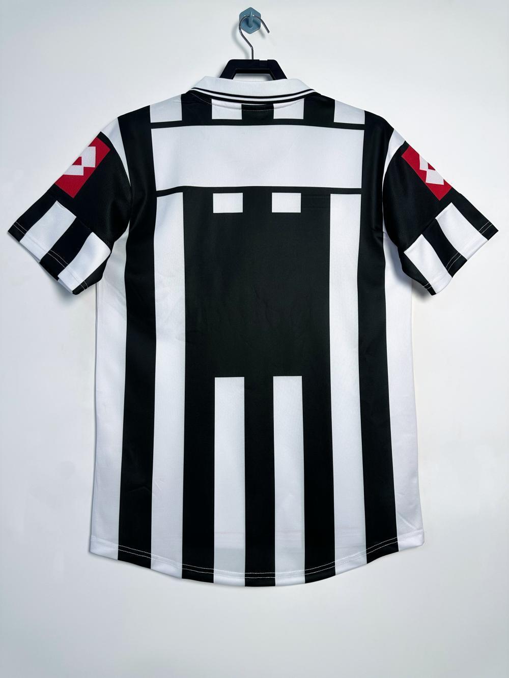 Camiseta retro de la Juventus para hombre - Temporada 2001/02